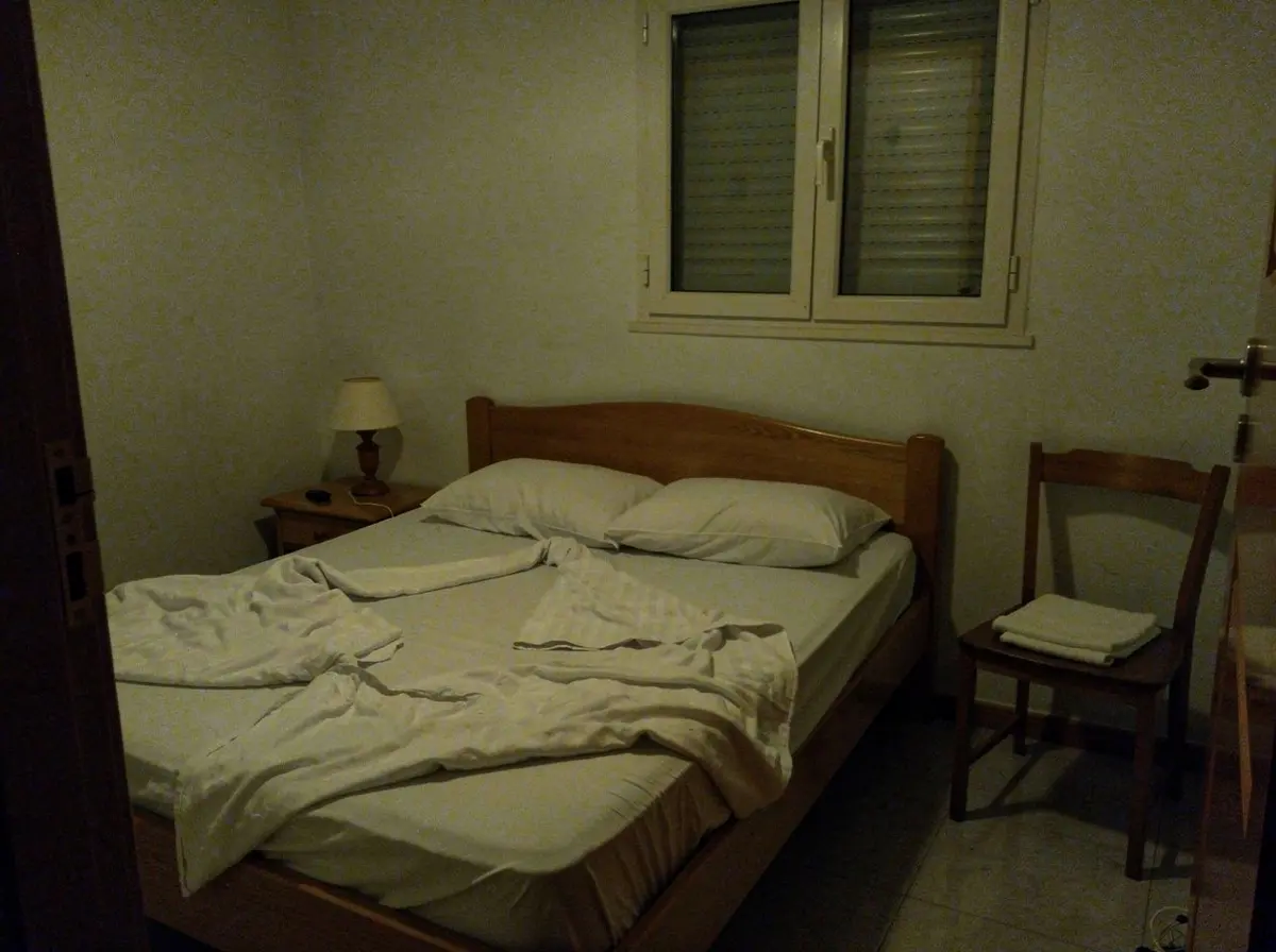 Chambre photographiée le soir, sombre et penchée